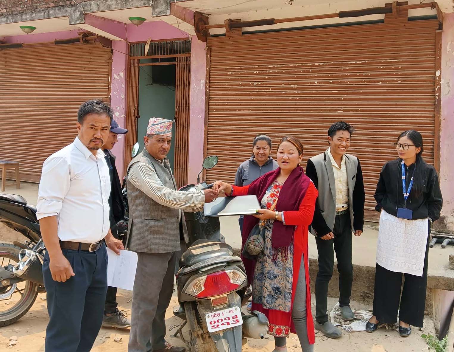 नेत्रावती डबजोङ गाउँपालिकाकी उपाध्यक्ष तामाङद्धारा स्कुटर र ल्यापटप फिर्ता