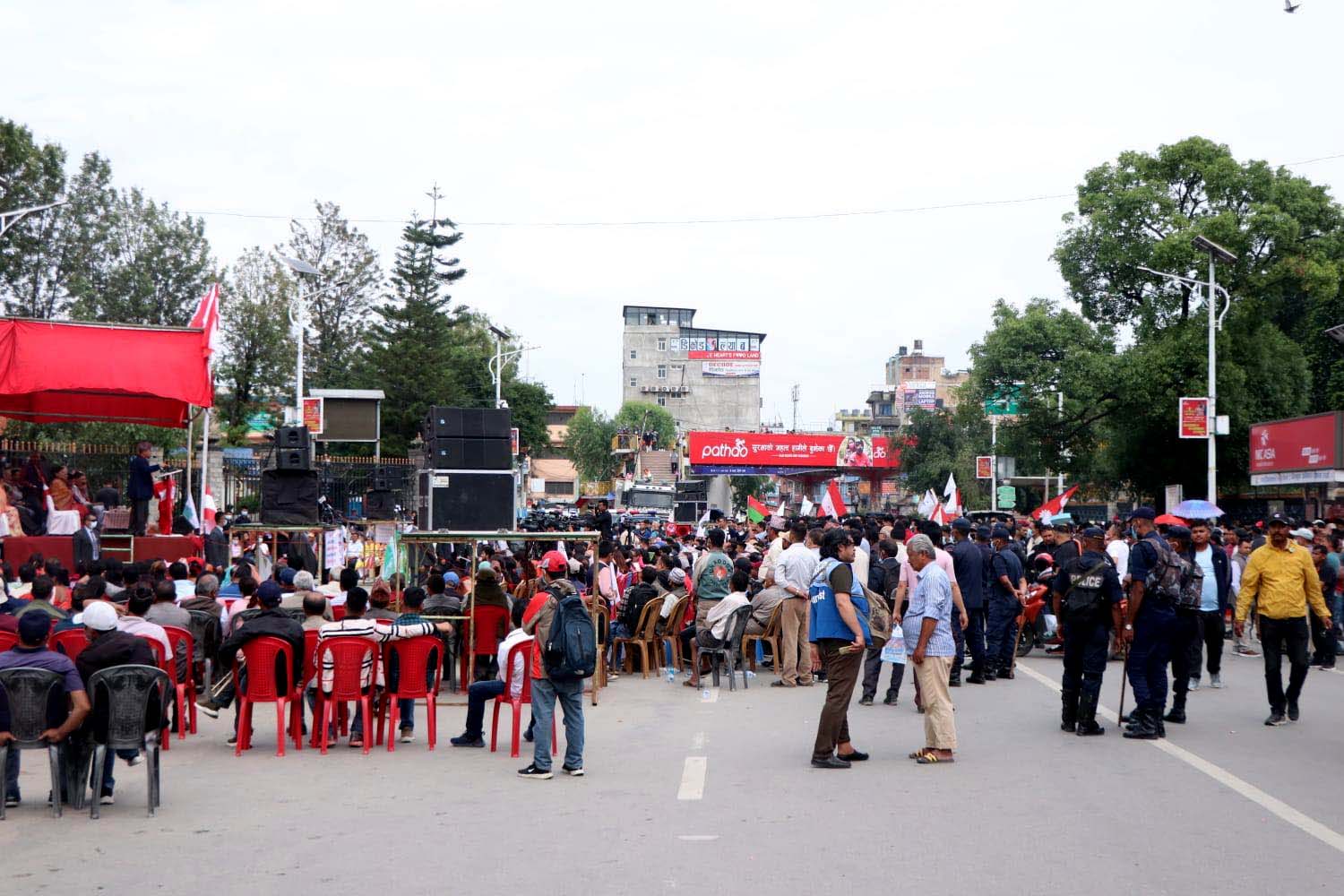 सत्ता गठबन्धनको सभा : छैनन् नयाँ एजेण्डा, निशानामा ओली