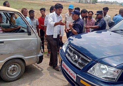 मतदातालाई बाँड्दै गरेकाे १२ कार्टुन रक्सी बरामद