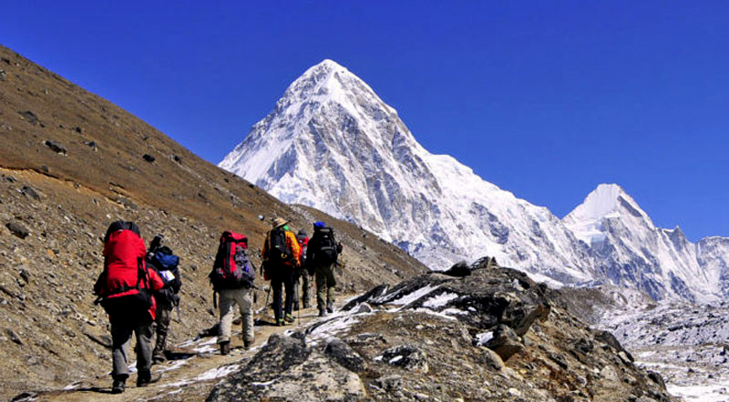 पर्वतीय पदयात्रीको उपचारमा ‘हिमालयन उद्धार सङ्घ’