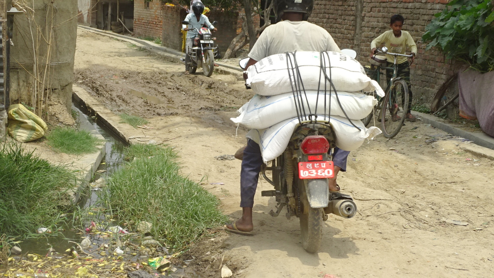 सीमानाकामा एक रुपैयाँ फाइदा लिएर चिनीको अवैध कारोबार