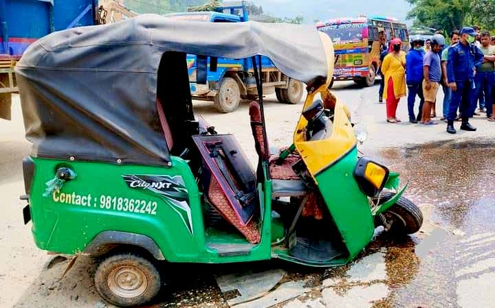 सिम्लेमा ट्रकको ठक्करबाट अटो चालकको मृत्यु