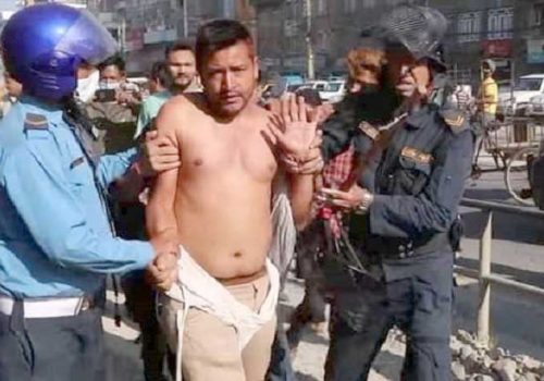 काे हुन् ‘भाइरल’ भिडियोमा स्थानीयकाे कुटाई खाने युवक ?