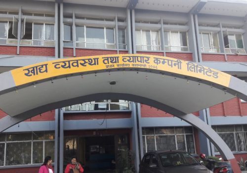 दसैंमा ४ सय क्वीन्टल चामल हेलिकोप्टरबाट ढुवानी गरेर टिंकर र छाङरु पठाउँदै खाद्य कम्पनी