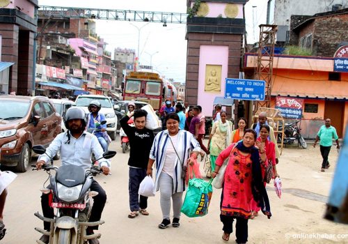 भारतीय बजारमा नेपाली ग्राहक रोक्न दसैँ सस्तो बजार