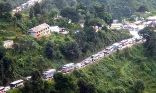 दशैँका लागि गाउँघर फर्किने बढेसँगै नागढुङ्गादेखि नौबिसे सडकमा लामो जाम