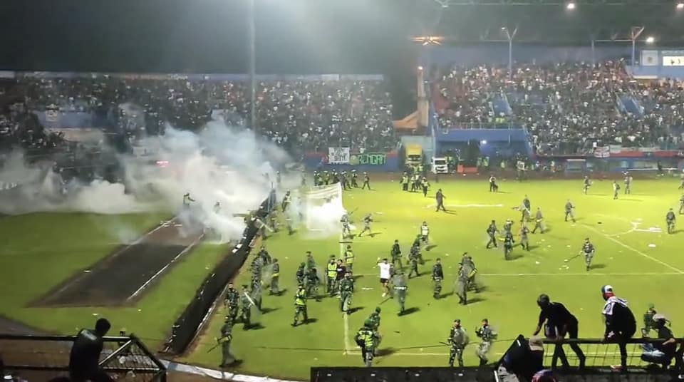 इन्डोनेसियाको फुटबल खेलमा भागदौड हुँदा मृत्यु हुनेको संख्या १७४ पुग्यो