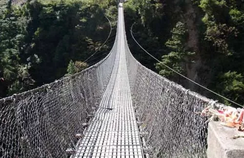 सबै तुइन झोलुङ्गे पुलद्वारा विस्थापित