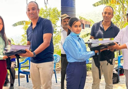वडा अध्यक्ष श्रेष्ठ द्धारा  विद्यार्थीहरुलाई शैक्षिक सामाग्री हस्तान्तरण, छात्रावृत्तिको व्यवस्था