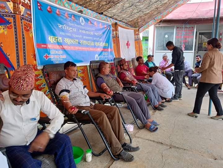 राष्ट्रिय स्वतन्त्र पार्टी स्थापना दिवसमा धादिङबेशीका १०६ जनाले गरे रक्तदान