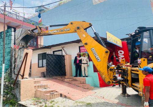 मापदण्ड बाहिरका संरचनामा पोखरा महानगरको डोजर