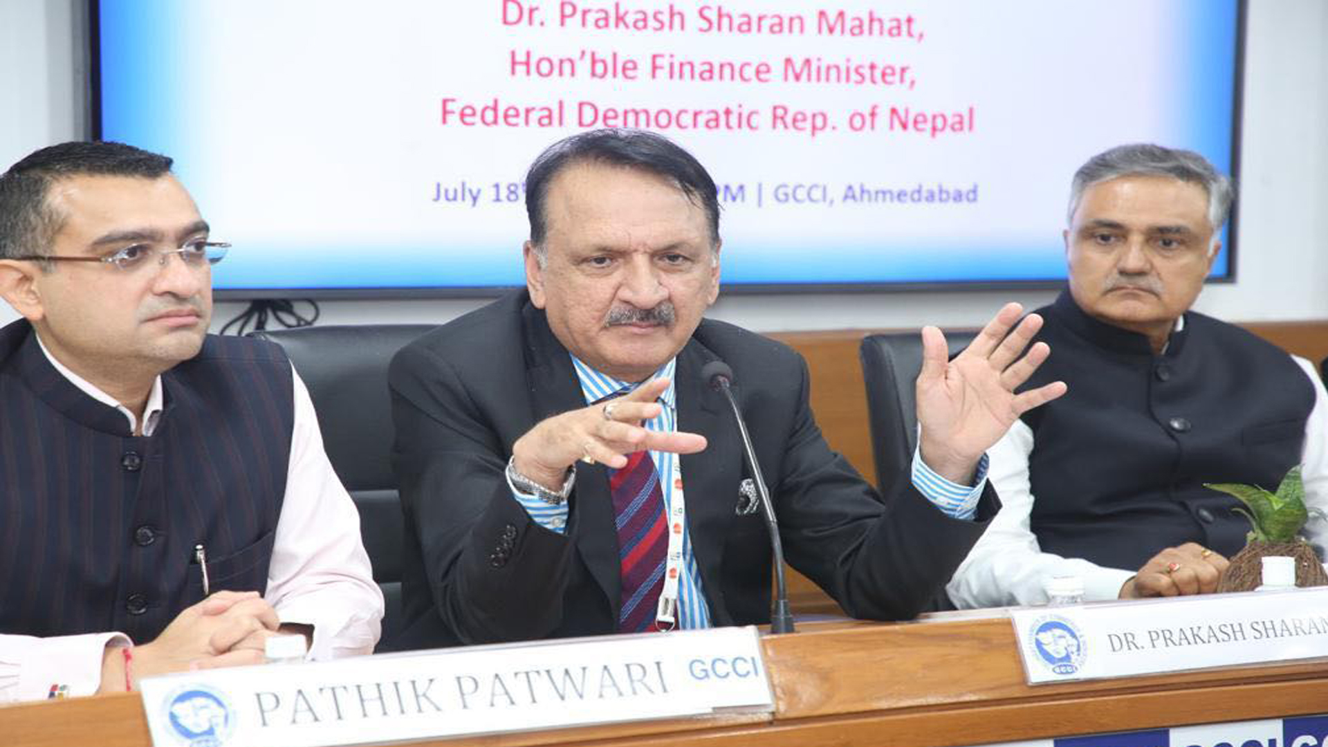 नेपालमा लगानी गर्न भारतीय लगानीकर्तालाई अर्थमन्त्री डा महतको आह्वान