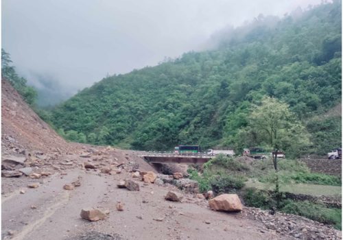 वर्षाले सिद्धार्थ राजमार्ग अवरुद्ध