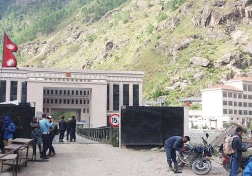 रसुवागढी नाकामा चहलपहल बढ्यो