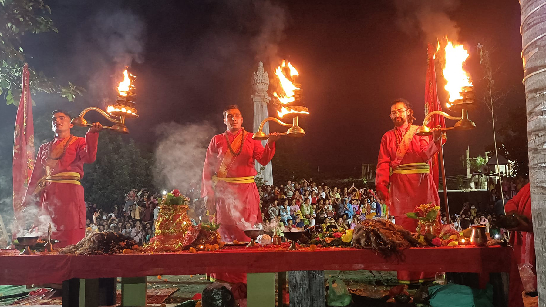 महाआरतीमा भक्तजन