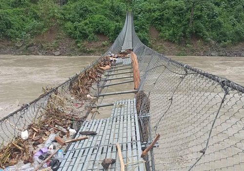 बाढीका कारण झोलुङ्गेपुलमा क्षति