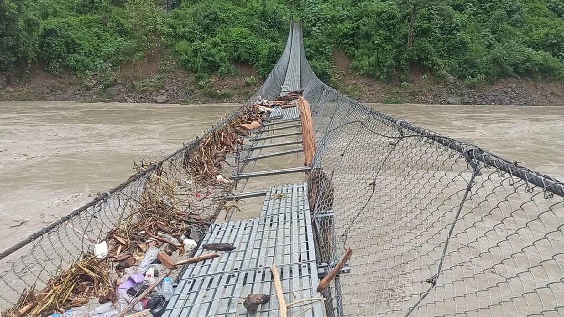 बाढीका कारण झोलुङ्गेपुलमा क्षति