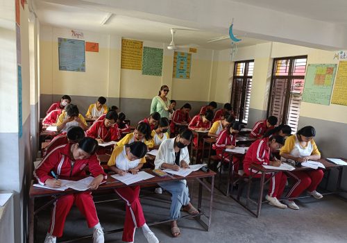 शनिबारे परिक्षा संचालन गर्दै बालमन्दिर मावि