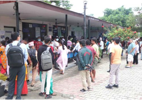 आँखा पाक्ने सङ्क्रमण फैलिएपछि अस्पतालमा  बिरामीको  भीड