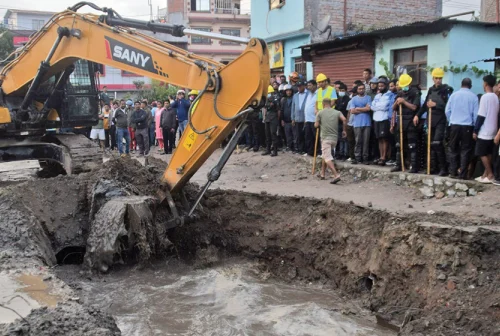 आरम्भचोकसम्म खोलियो छोपिएको यज्ञमती र चखुँचा खोला