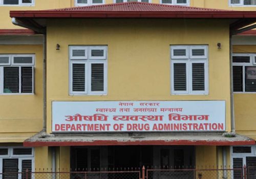प्रतिजैविक औषधिको लेवलमा रातो धर्का राख्न निर्देशन