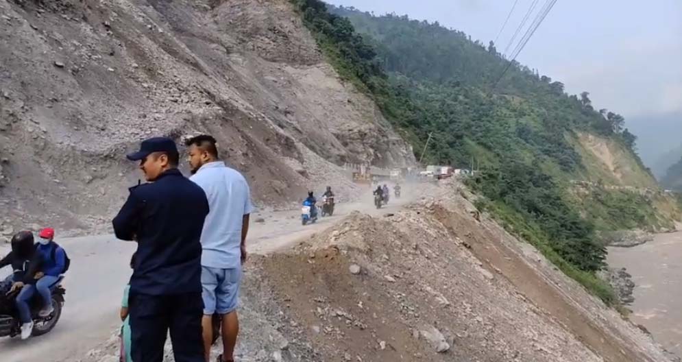 अवरुद्ध नारायणगढ-मुग्लिन सडक दुईतर्फी सञ्चालन