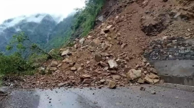 हेटौँडाबाट काठमाडौँ जोड्ने सडकखण्ड अवरुद्ध