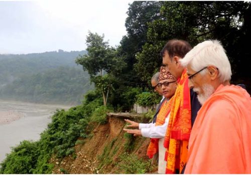 अर्थमन्त्री डा महतद्वारा गलेश्वर आश्रमको पहिरो निरीक्षण