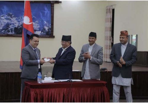 प्रधानमन्त्री दाहालद्वारा गैरआवासीय नेपालीलाई नागरिकता प्रदान