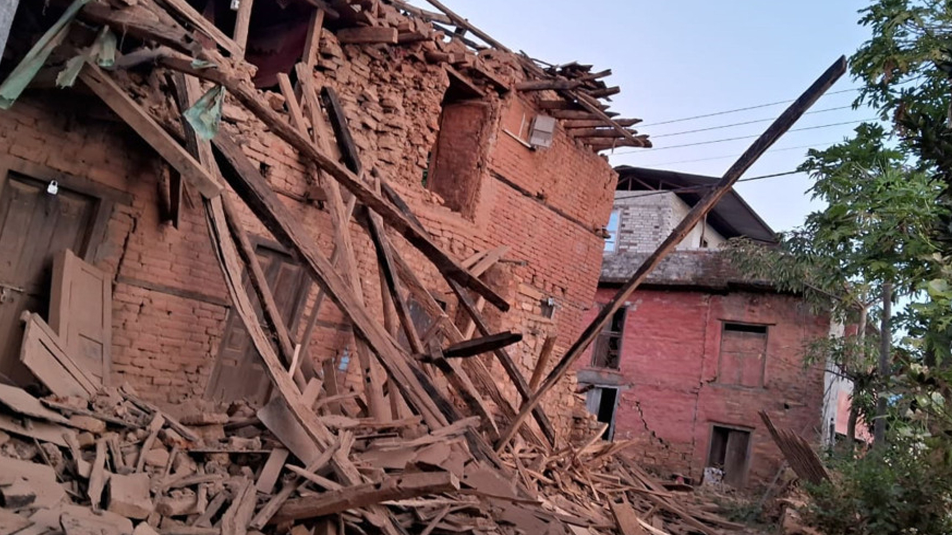 भूकम्पपीडितको अस्थायी आवास निर्माणका लागि एक अर्ब ४१ करोड निकासा