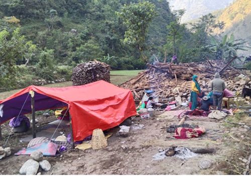 भूकम्पपीडित भन्छन् – घरभित्र पुरिएर पनि भाग्यले बाच्यौँ