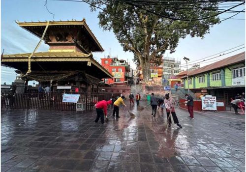 गोरखाको प्रसिद्ध धार्मिकस्थलका रुपमा रहेको मनकामना मन्दिर परिसरको सरसफाइ