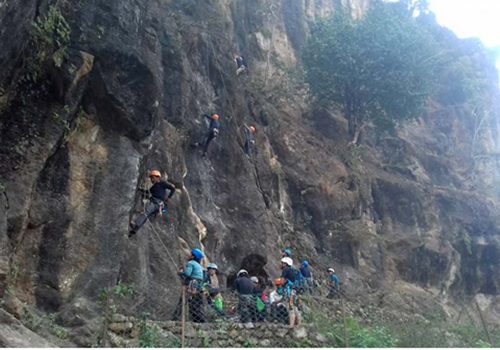 बन्दीपुरको चुनपहरामा चट्टान आरोहण