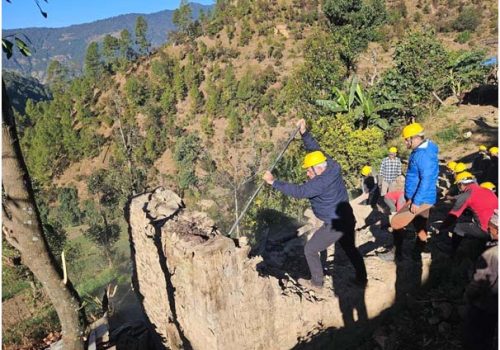 भूकम्प प्रभावित क्षेत्रमा आवास निर्माण गर्दै सांसद आचार्यको टोली