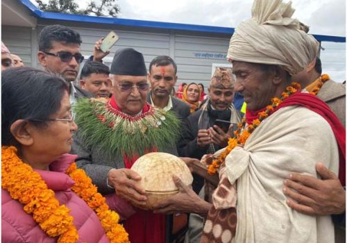 अध्यक्ष ओलीलाई राउटे मुखिया शाहीद्वारा कोसी उपहार