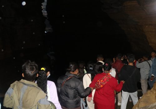गुफाभित्रबाट देखिने झरना पर्यटकको आकर्षण