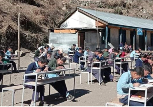 घाममा बसेर परीक्षा दिँदै हुम्लाका विद्यार्थी