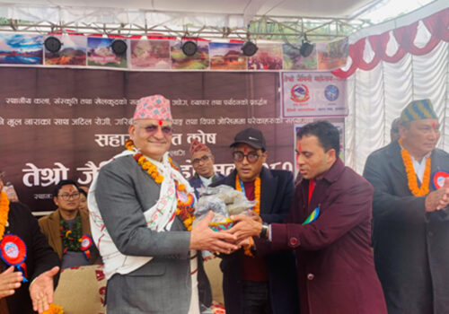 मुख्यमन्त्रीलाई मायाको चिनो–चोयाको डालीमा भाँगो र गुन्द्रुक