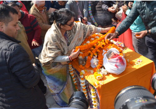 प्रतिष्ठान परिसरमा गायक तथा सङ्गीतकार आचार्यप्रति श्रद्धाञ्जलि अर्पण गरिँदै