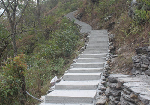 चन्दा र श्रमदान जुटाएर पदमार्ग निर्माण