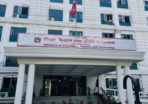 चैतभित्र विद्यालयमा पुस्तक पुर्‍याउन केन्द्रलाई मन्त्रालयको निर्देशन
