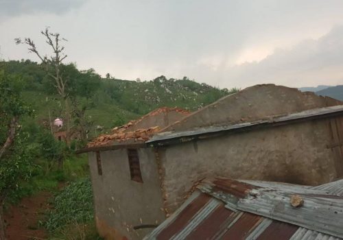 तनहुँमा हावाहुरीले तीन सय ३३ घर गोठमा क्षति
