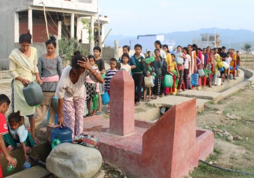 बोरिङको पानी पिउन घण्टौँ कुर्छन् स्थानीयवासी