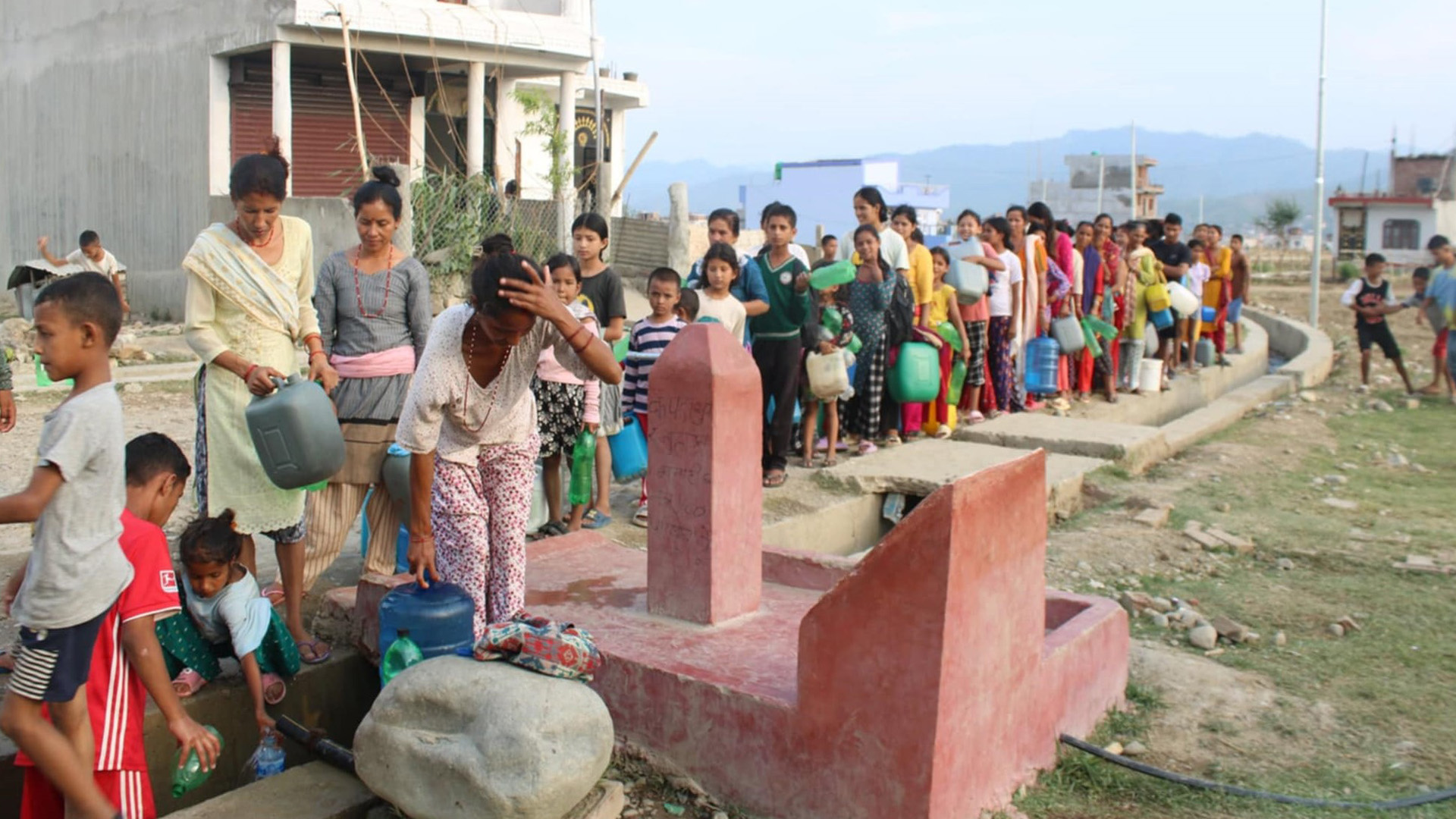 बोरिङको पानी पिउन घण्टौँ कुर्छन् स्थानीयवासी