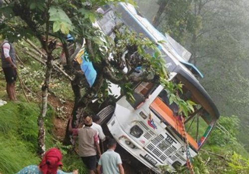 रामेछापमा बस दुर्घटना हुँदा आठ घाइते, तीन जनाको अवस्था गम्भीर