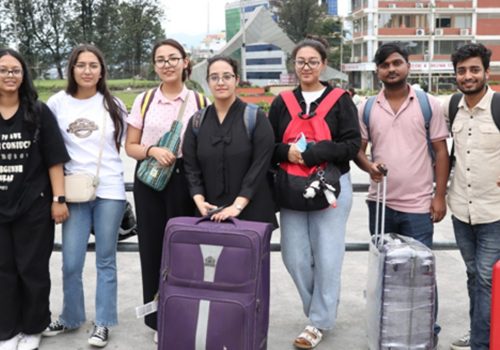 बङ्गलादेशबाट काठमाडौँ फर्किए नेपाली विद्यार्थी