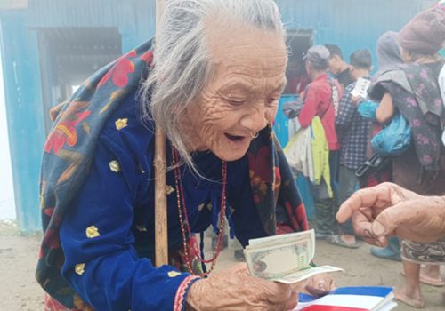 गोरखाका ज्येष्ठ नागरिकलाई घरमै सामाजिक सुरक्षा भत्ता
