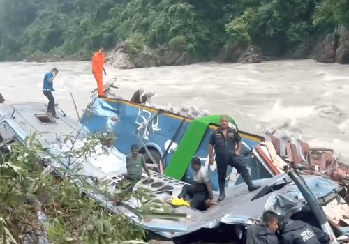 सडक बन्द गरी मर्स्याङ्दीमा खसेको बस निकालिँदै