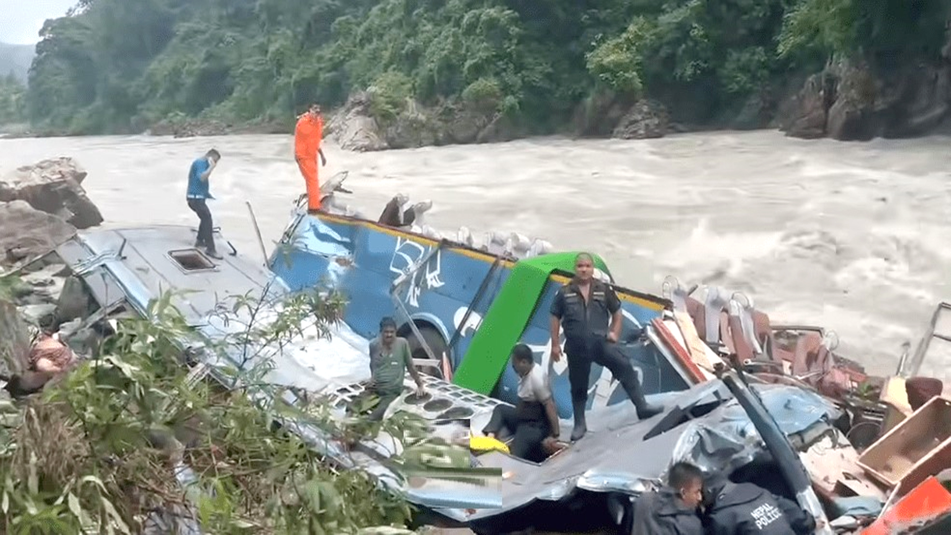 सडक बन्द गरी मर्स्याङ्दीमा खसेको बस निकालिँदै