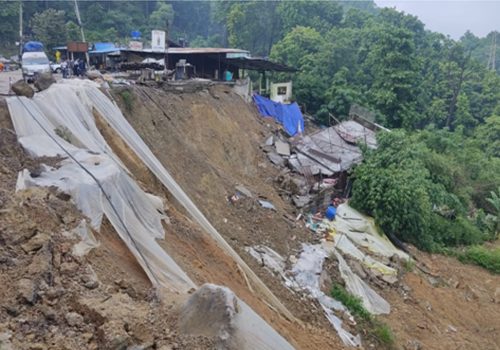 दाउन्नेमा सडक भासिएर यातायात सञ्चालनमा रोक
